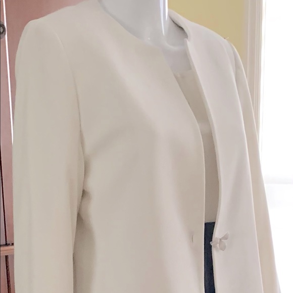 Chique white collarless long blazer jacket with single button in flower shape 10 - Picture 4 of 7